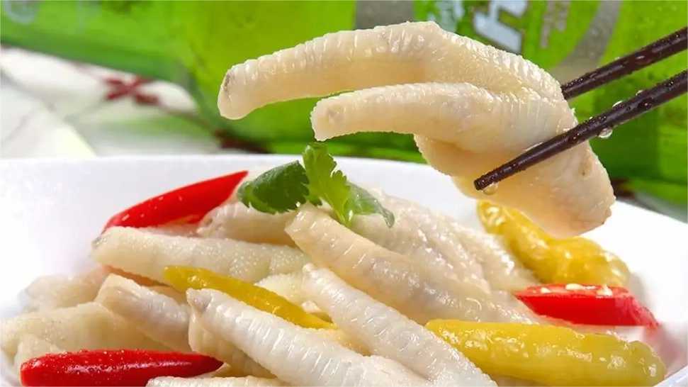 泡椒鳳爪塑料保鮮盒包裝機(jī)：鎖住美味，保鮮每一刻