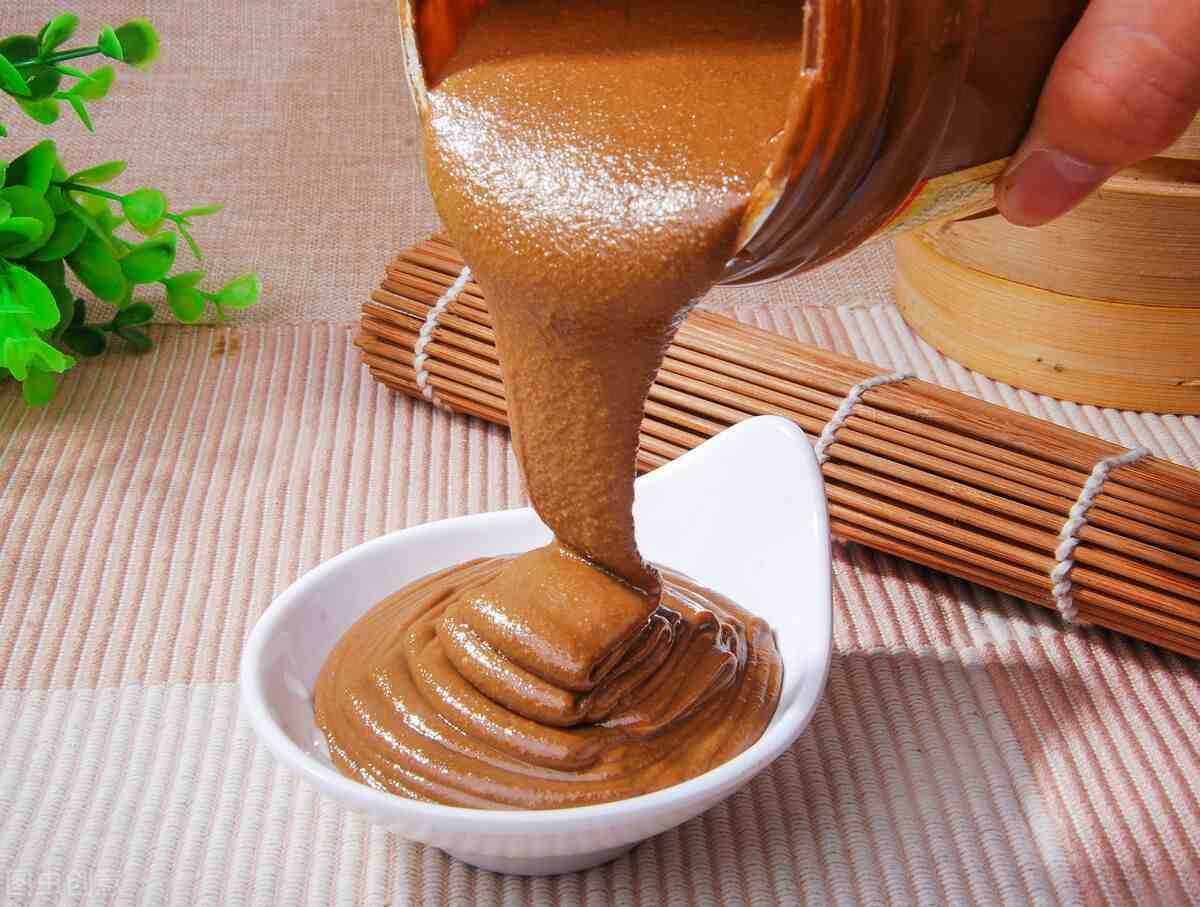 引領食品包裝新紀元：芝麻花生醬自立袋灌裝旋蓋機——自動化、高效能、衛(wèi)生安全的全面解決方案