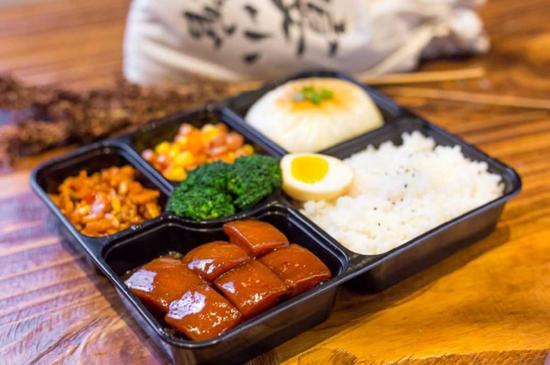 工廠級(jí)全自動(dòng)盒飯封口包裝機(jī)：高效封口，鎖鮮增效