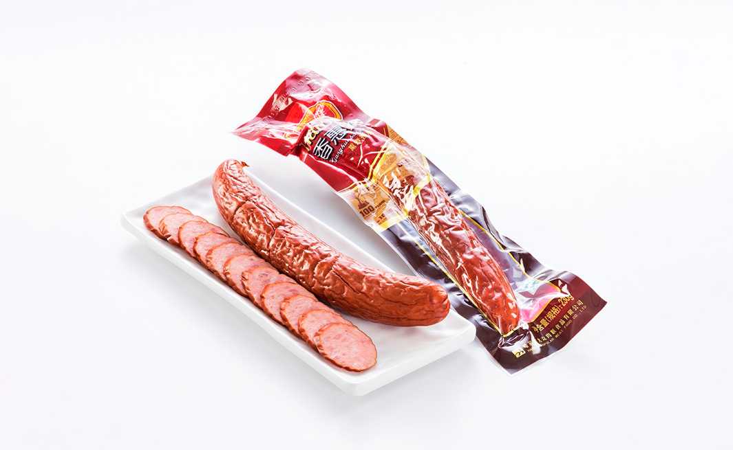 告別人工包裝，呂工機(jī)械打造高速穩(wěn)定香腸包裝產(chǎn)線