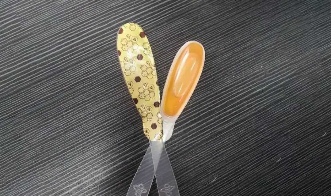 全自動(dòng)化高效作業(yè) 呂工機(jī)械勺子蜂蜜灌裝封口機(jī) 精準(zhǔn)灌裝·密封無(wú)憂