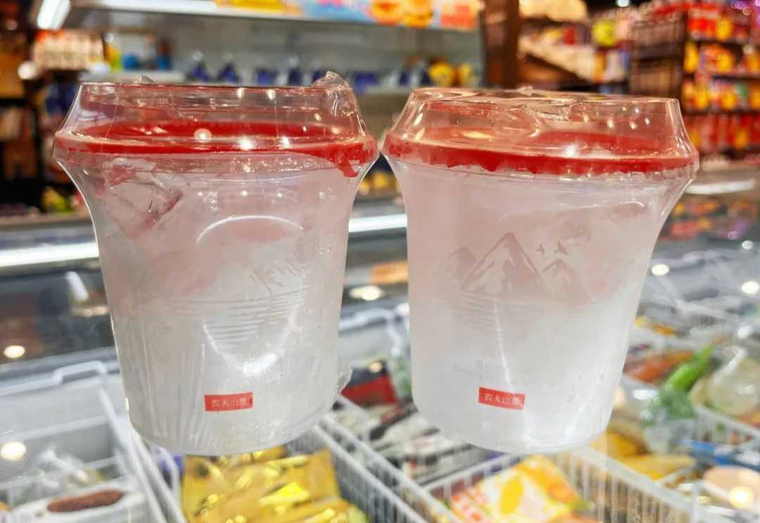 搶占夏季清涼經(jīng)濟(jì)：呂工機(jī)械高產(chǎn)能冰杯灌裝機(jī)，解決您的生產(chǎn)瓶頸