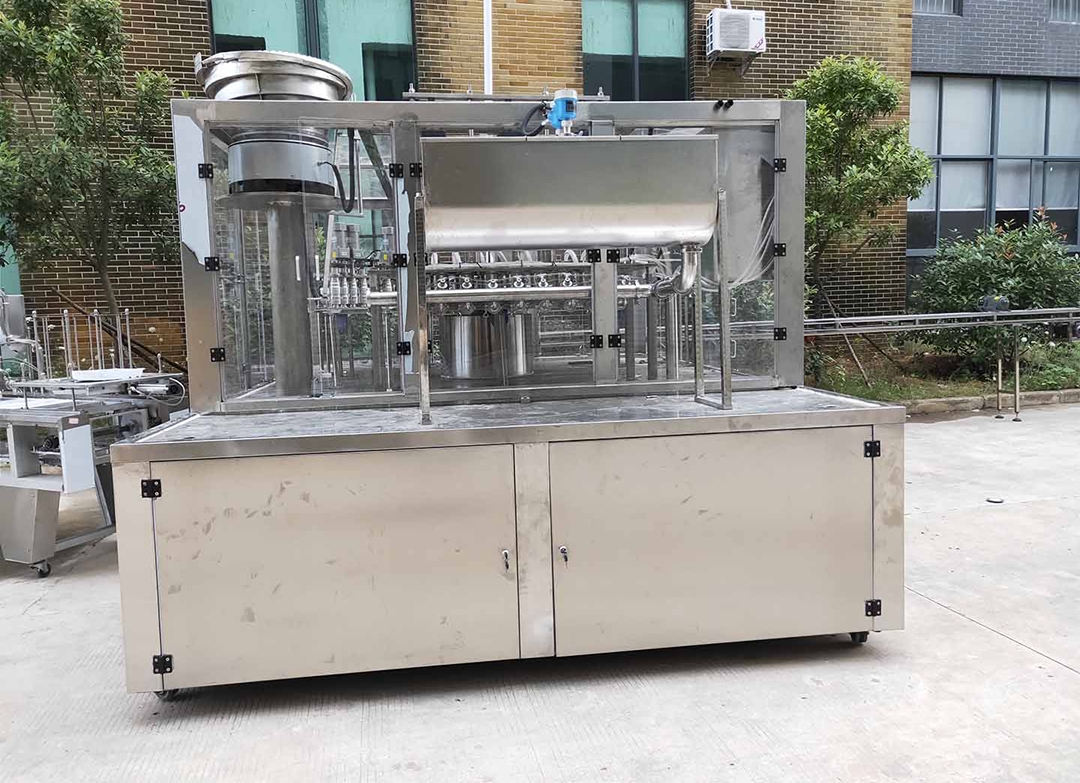 LG-900 斜嘴袋灌裝旋蓋機(jī)_.png